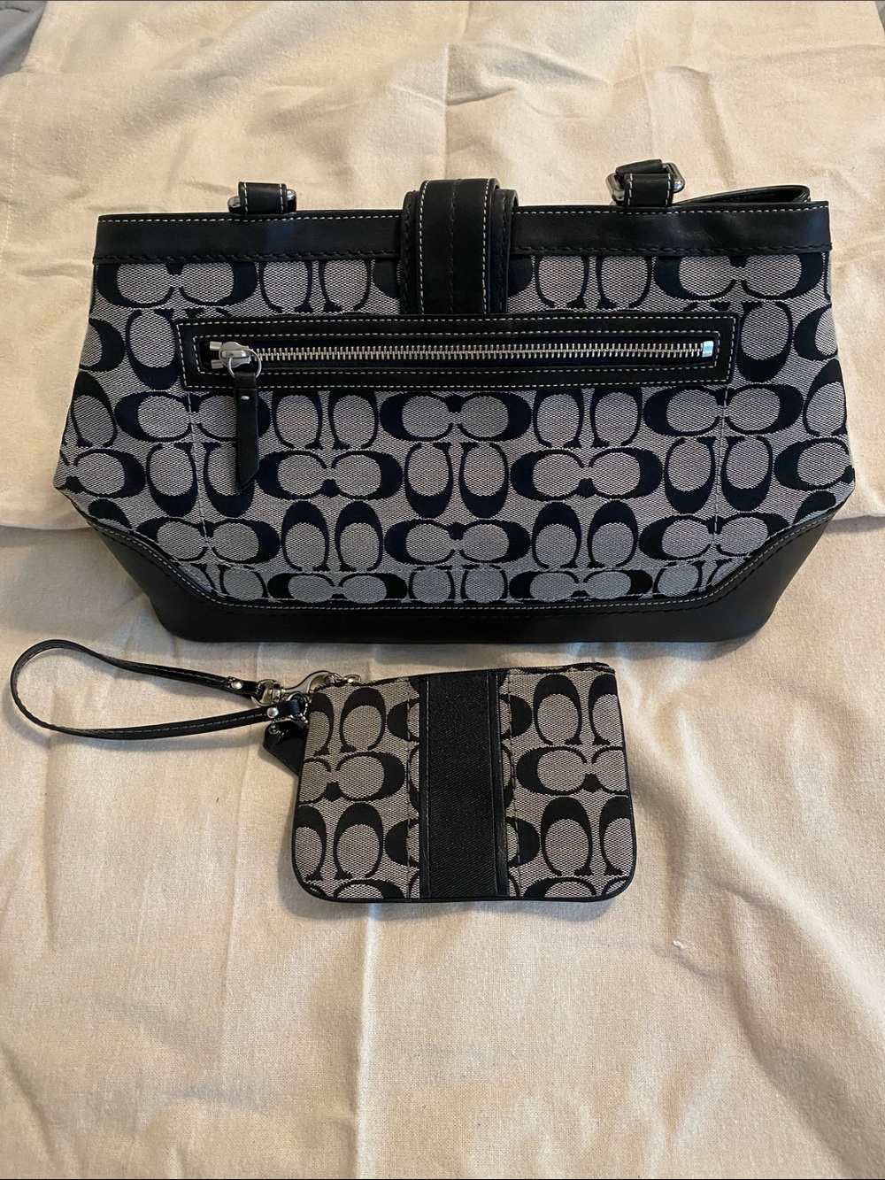Coach Black and Gray Signature Jacquard Shoulder Bag with Wristlet - Picture 2 of 8